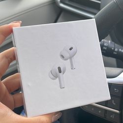 Bluetooth headset, similar to Apple... 😬😬😬😬