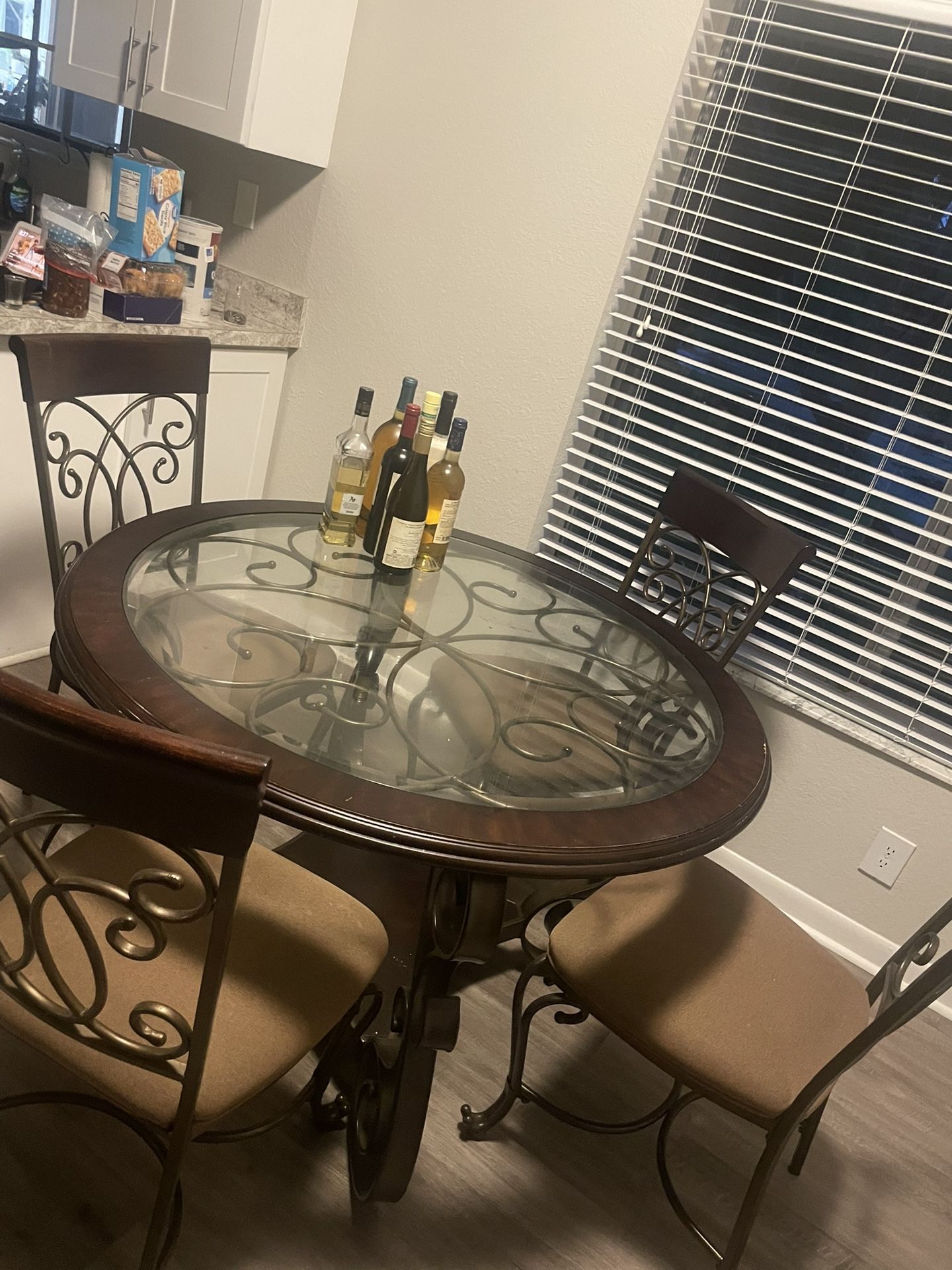 Table/chairs