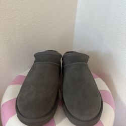 UGGS SIZE 7