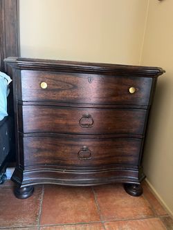 Dark Wood 3-Drawer Nightstand