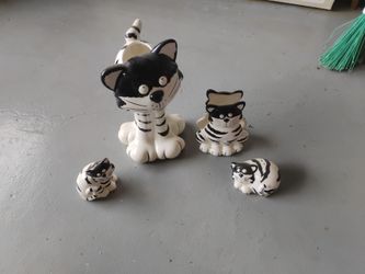 Utensil/napkin/salt and pepper shakers.