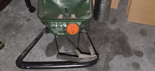 Scotts fertilizer spreader