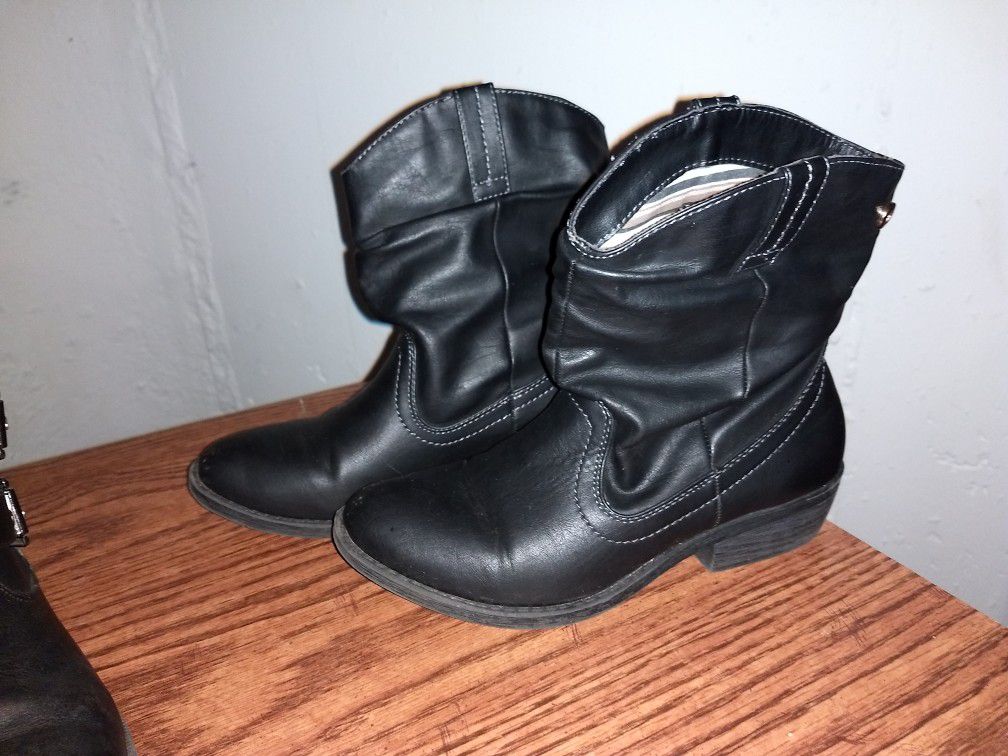 Girls black boots size 4