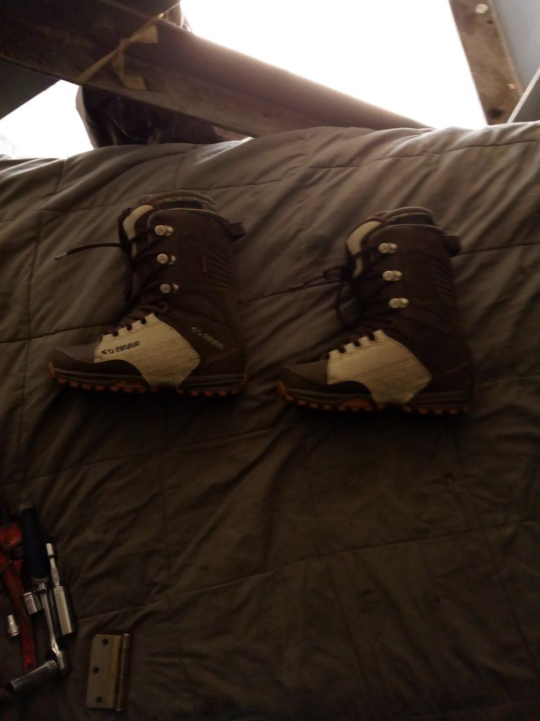 Thirty-two Brand Snow Boots