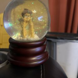 Angel snow globe