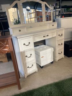 White Vanity Desk with Lighted Mirror and Stool