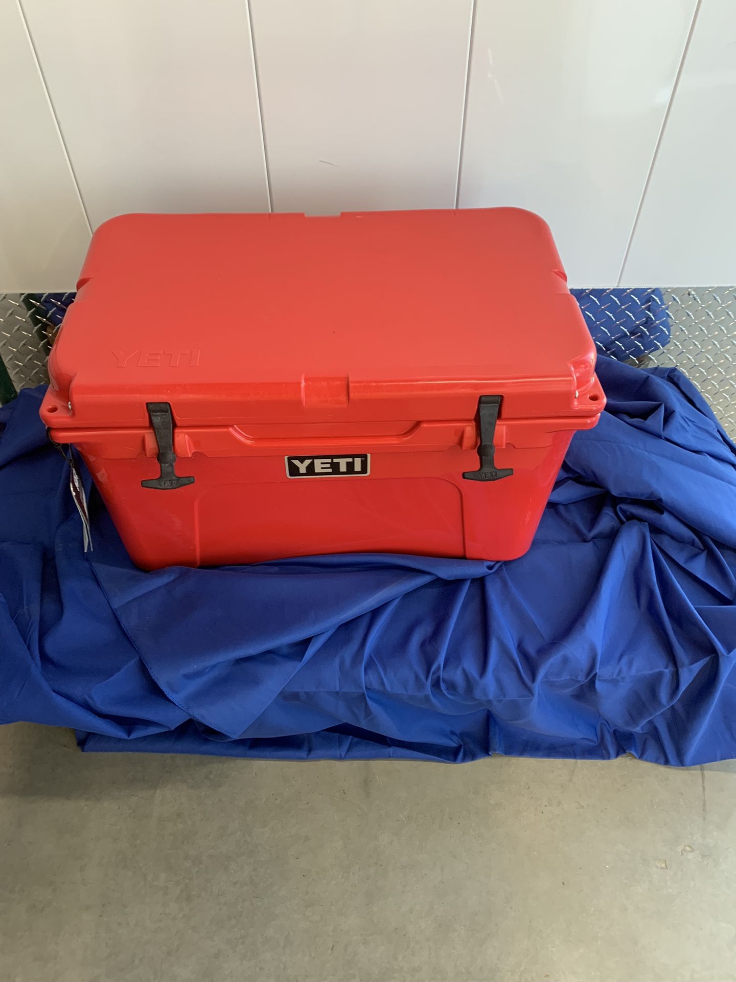 Yeti  Tundra 45 Cooler - Red