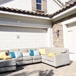 Gorgeous Sectional Sofá - Kevin Charles 