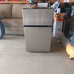 Vissani Mini Fridge 4.3 Cu. Ft.