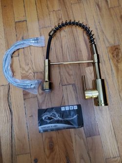 Gold Single Handle Deck-mount Pull-down Kitchen Faucet with Sprayer