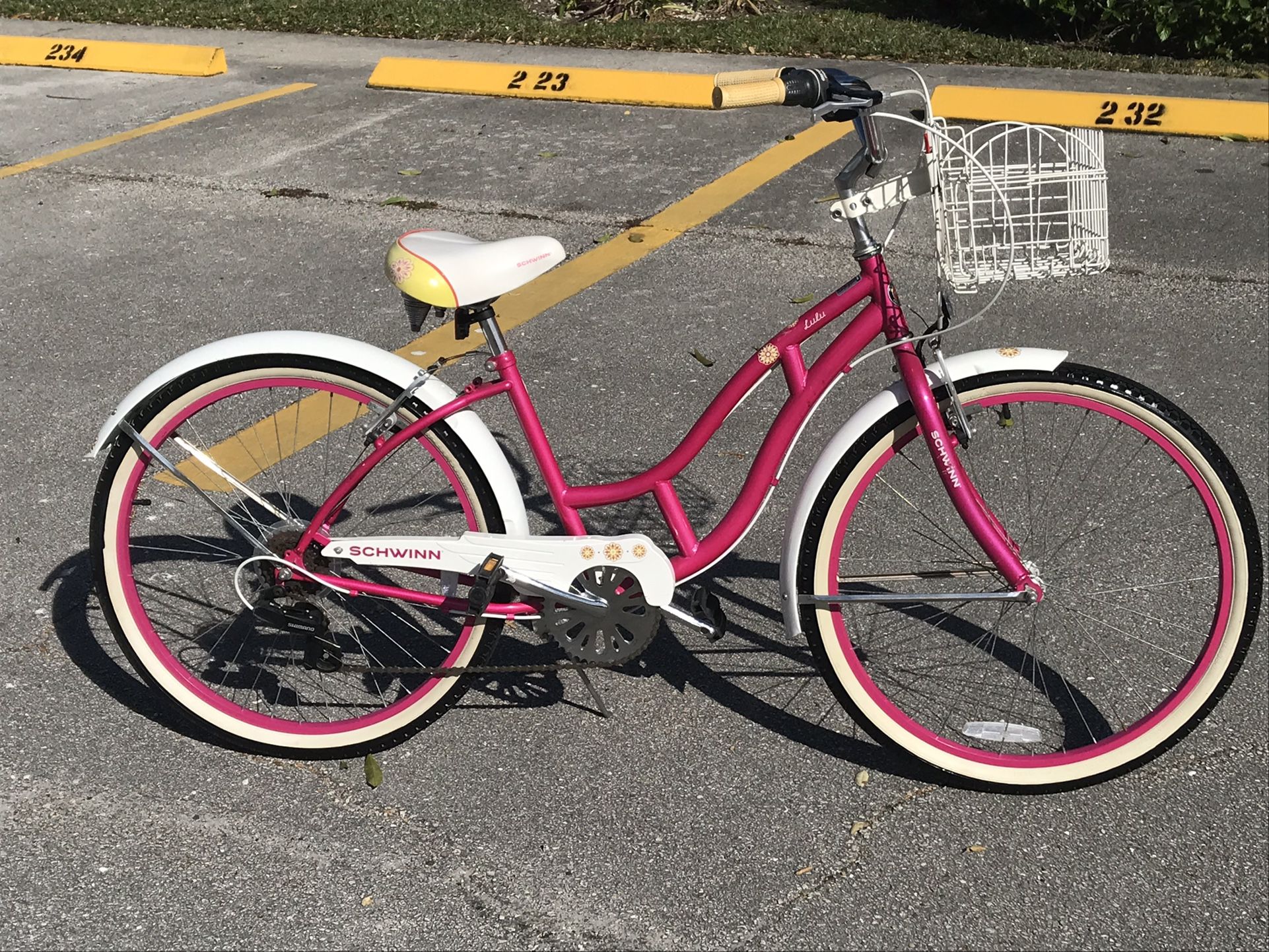 Impeccable Schwinn Women’s Lulu 26″ Cruiser Bike. MAKE AN OFFER-IF YOU DON’T ASK YOU DON’T GET!