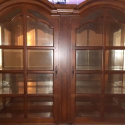 Beautiful LARGE curio cabinet 