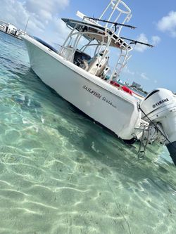 2019 Sailfish 320 CC – Twin F300s – Garmin – Radar – Autopilot – Outriggers – Trailer
