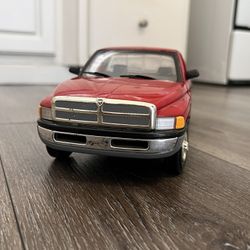 Diecast 1/18 scale Ertl  American Muscle 1995 Dodge Ram 2500 SLT Red Pickup it has some scratches 