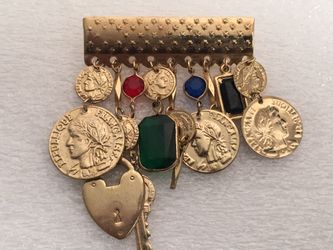 PRETTY GOLD TONE BROOCH 😍😍😍