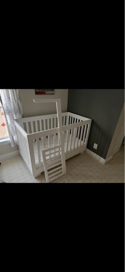 Babyletto modo White 3-1 Baby Crib and Newton original essentials mattress