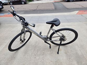 Trek Verve 3 Hybrid Bike