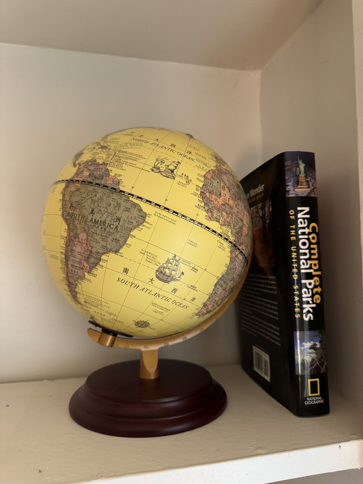 🌍 Vintage-Style Desktop Globe – Elegant Wood Base