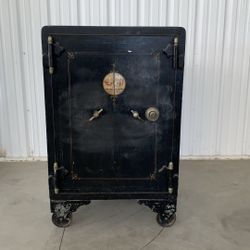 ANTIQUE SAFE — RELIABLE SAFE COMPANY / 100+ YEARS OLD / WORKS GREAT — 5x4x3 FT