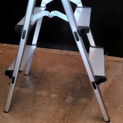 🪜 FOR SALE: Ultra-lightweight 3-Step Double-Sided Aluminum Ladder - Like New 