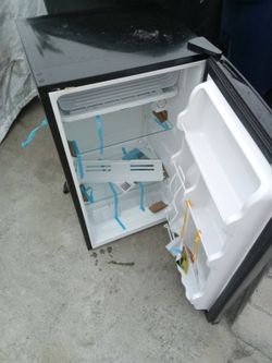 Mini fridge with freezer