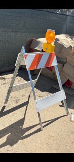 A-Frame Construction Barricade with Warning Light (35qty)