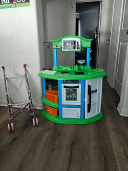 Toy kitchen