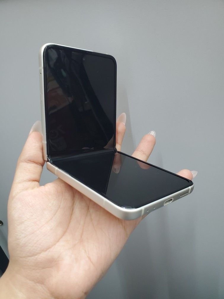 Samsung Galaxy Z Flip 3 for Sale in Dallas, TX - OfferUp