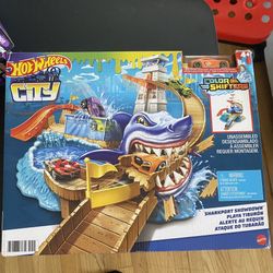 Hot Wheels City Color Shifters Sharkport Showdown playset
