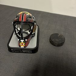 Chicago Blackhawks Mini Helmet And Puck