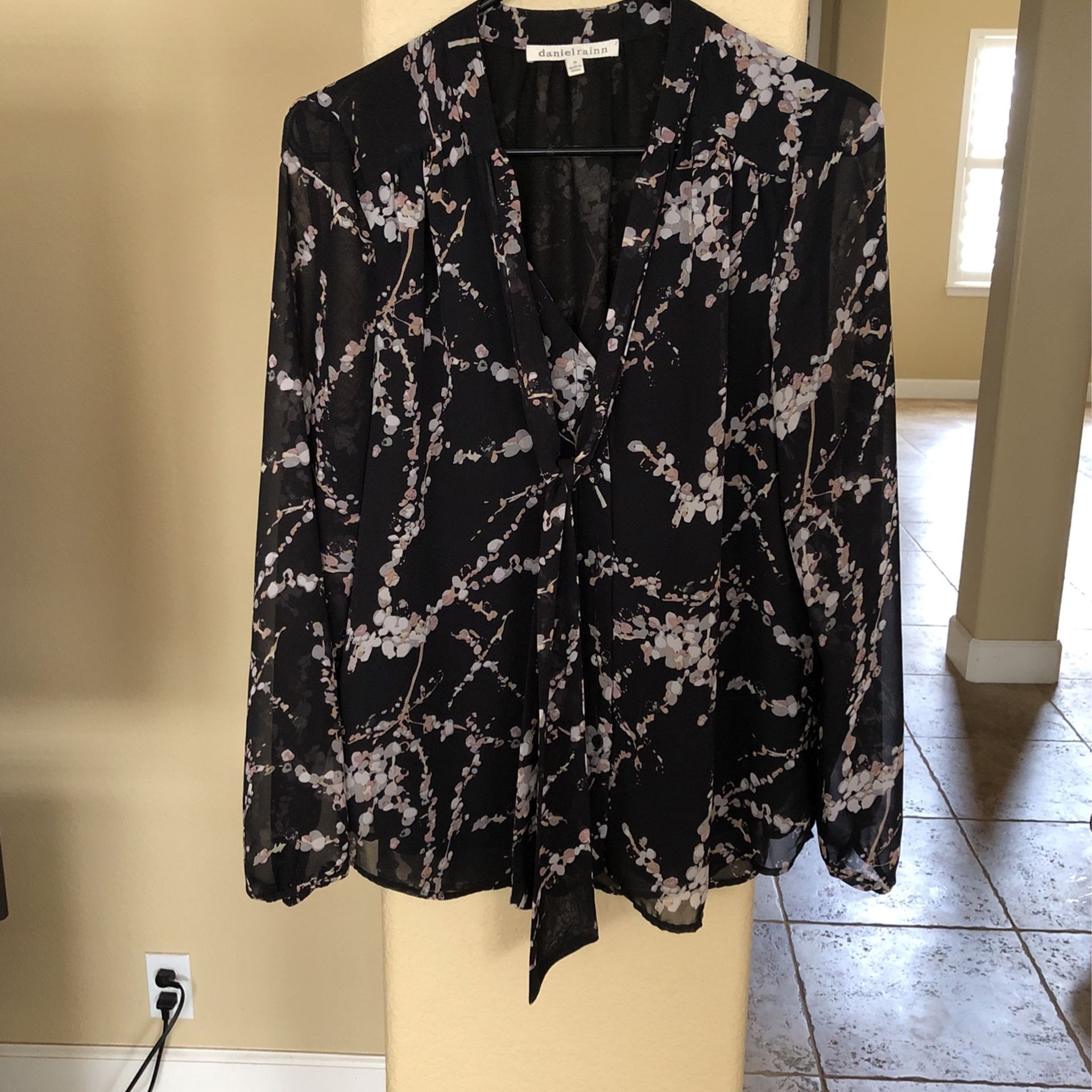 Black Floral Longsleeve Top M $10 Pickup