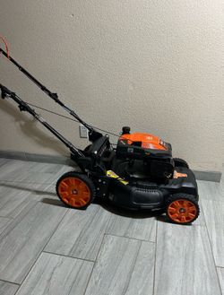 YARMAX Self Propelled Gas Powered Lawn Mower Like New Condition