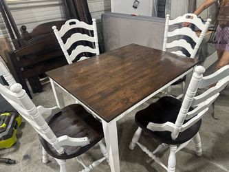 SUPER BEQUTIFUL FARMHOUSE DINING TABLE WITH 4 chairs