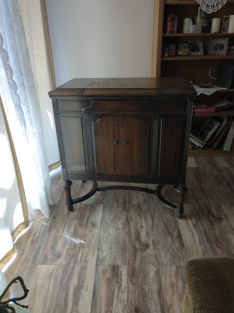 Antique Victrola Phonograph VV 4-40