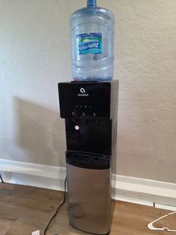 Bottom-loading water dispenser