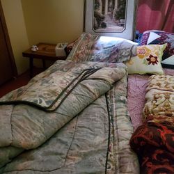 King SZ. Quilt And Accessories 
