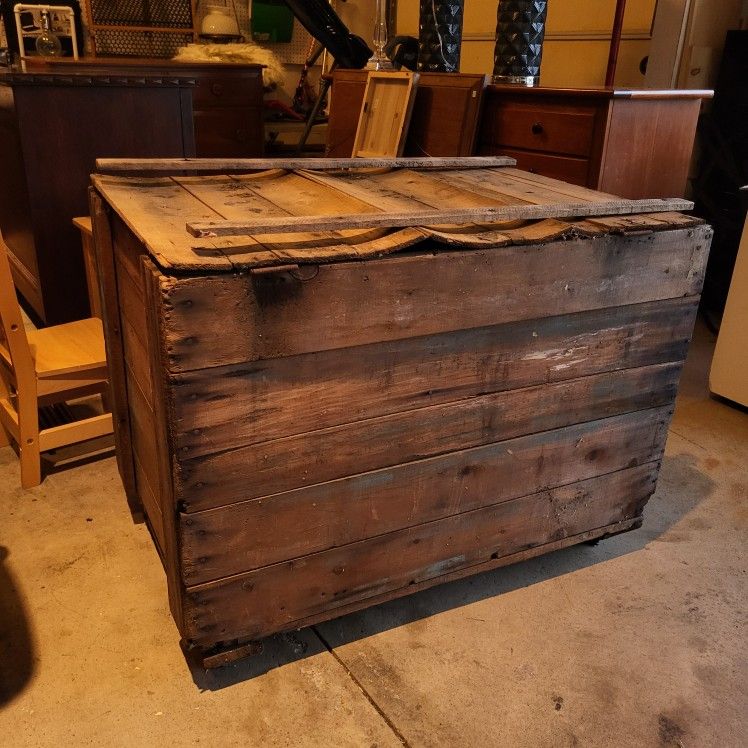 Vintage antique
Wooden chest