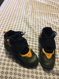 Boys Nike sneakers size 2/ Y .
