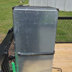 Mini refrigerator and freezer with ice maker
