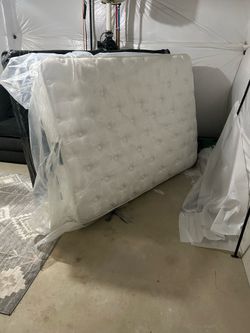 Queens size bed set
