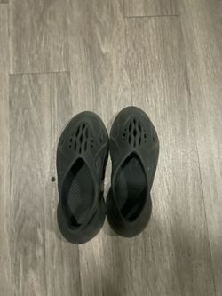 Yezzy foam rnrs size 9