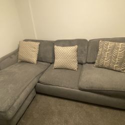 Sofa with built in chaise 