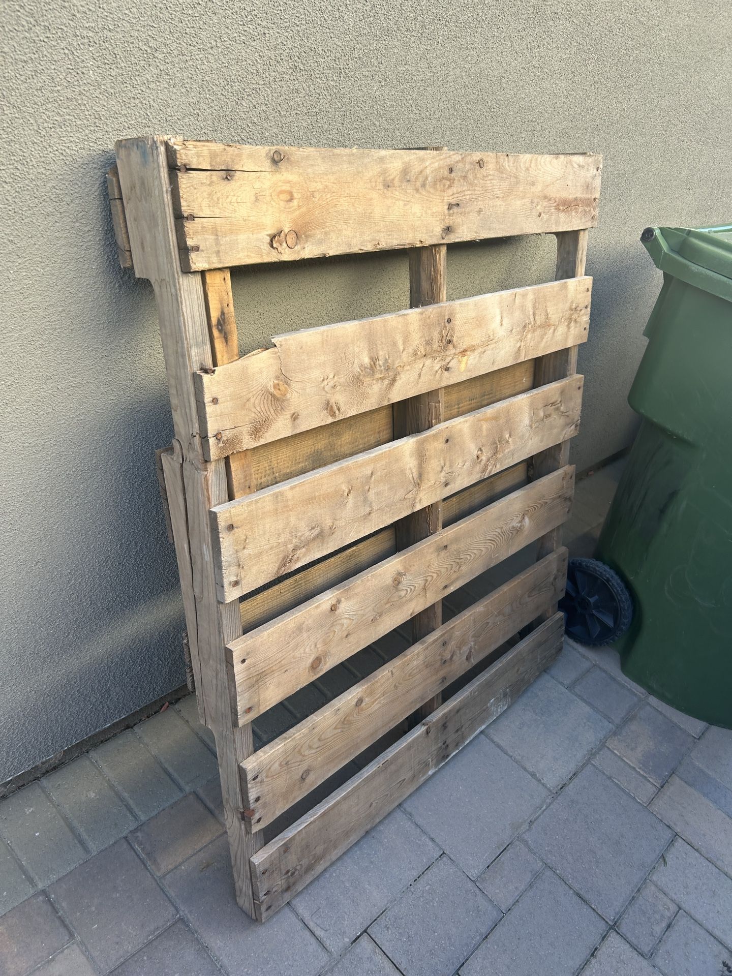 Free Wood: pallet and other piece of wood
