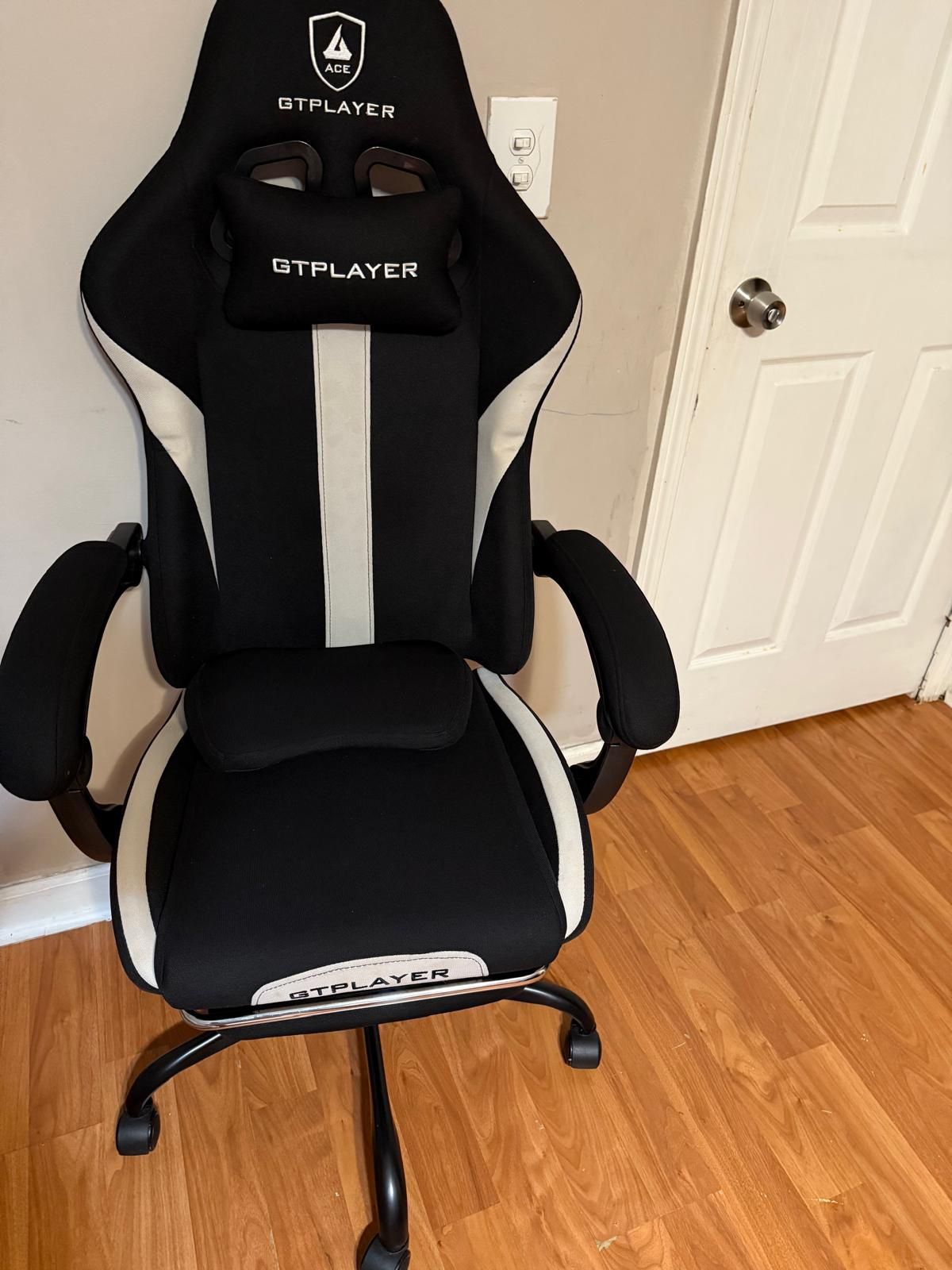 Black and White Gaming Chair – Excellent Condition
