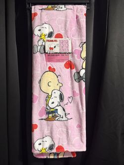 NEW Peanuts Snoopy Valentines Pink Hearts Soft Plush Throw Blanket 50”x70”
