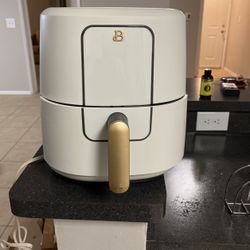Beautiful air fryer only used a few time. Looks brand new looks beautifully.