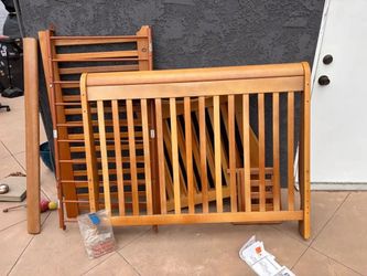 Wooden crib/toddler bed