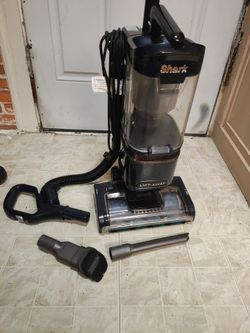 Shark vacuum lift away. 1 year old. Like brand new and very good working