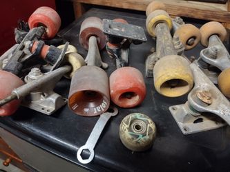 Skateboard wheels & trucks old school style
