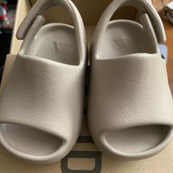 Yeezy Slide Pure Infant ( Sz 4k )